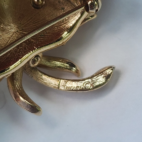 Crown TRIFARI Signed Gold Tone Strawberry Berry Fruit Vintage Brooch Pin - Picture 5 of 5